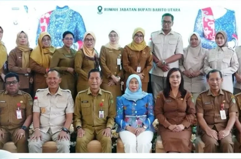 Sekda Barito Utara Drs. Muhlis Pada Acara Audiensi Dan Penyerahan Sertifikat Hak Cipta Desain Batik