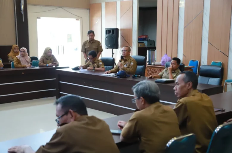 Sekda Batola Pimpin Rapat Evaluasi Penyelenggaraan Pelayanan Publik Berbasis Hasil Survei Kepuasan Masyarakat (skm) Di Aula Mufakat Marabahan