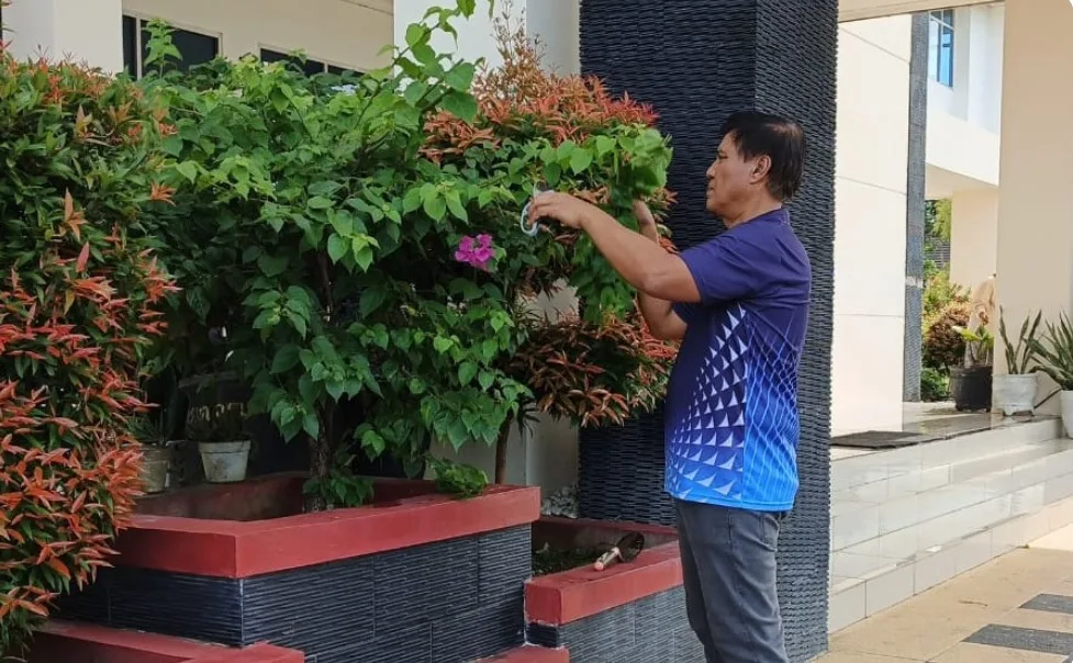 Sekretaris Dprd M. Haris, Pimpin Kegiatan Jumat Bersih Di Lingkungan Kantor Dprd Batola