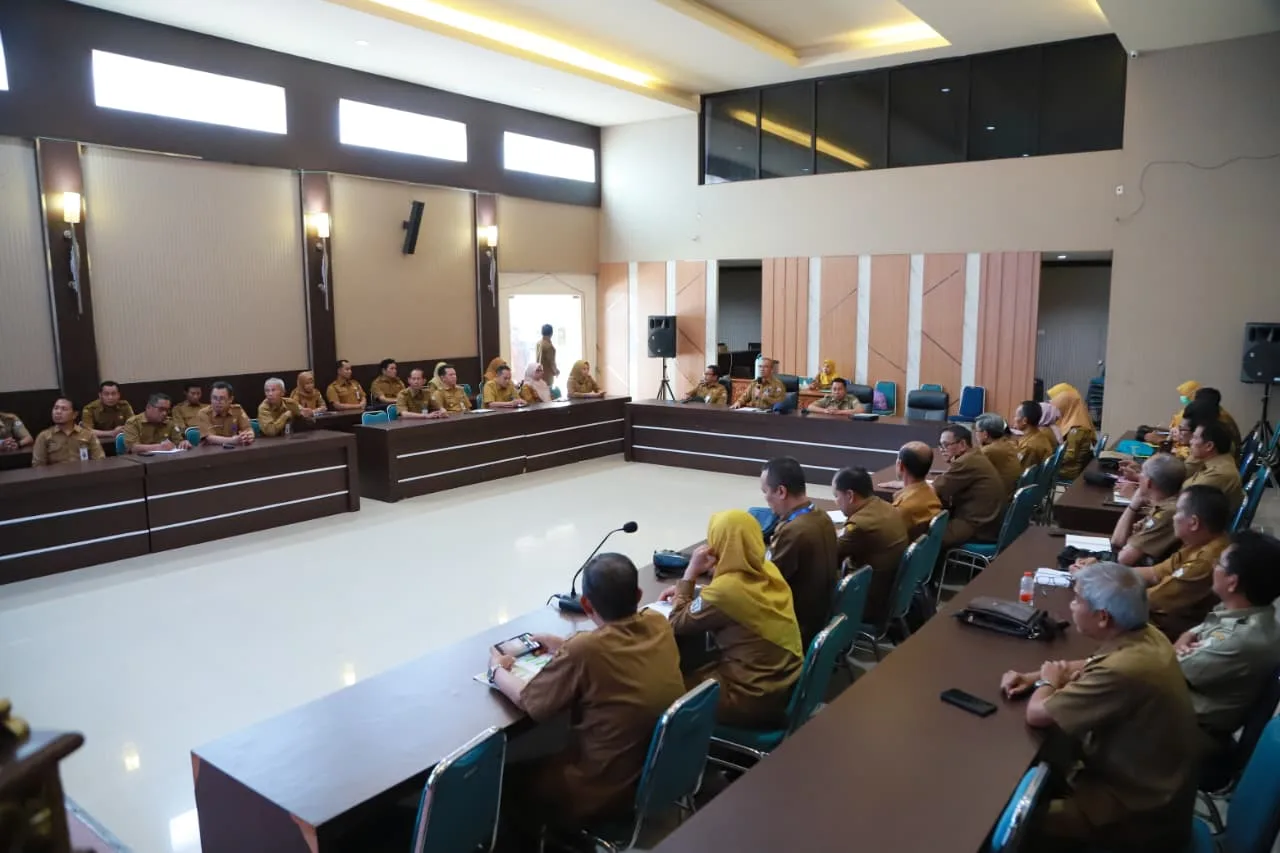 Situasi Rapat Evaluasi Penyelenggaraan Pelayanan Publik Berbasis Hasil Survei Kepuasan Masyarakat (skm) Di Aula Mufakat Marabahan