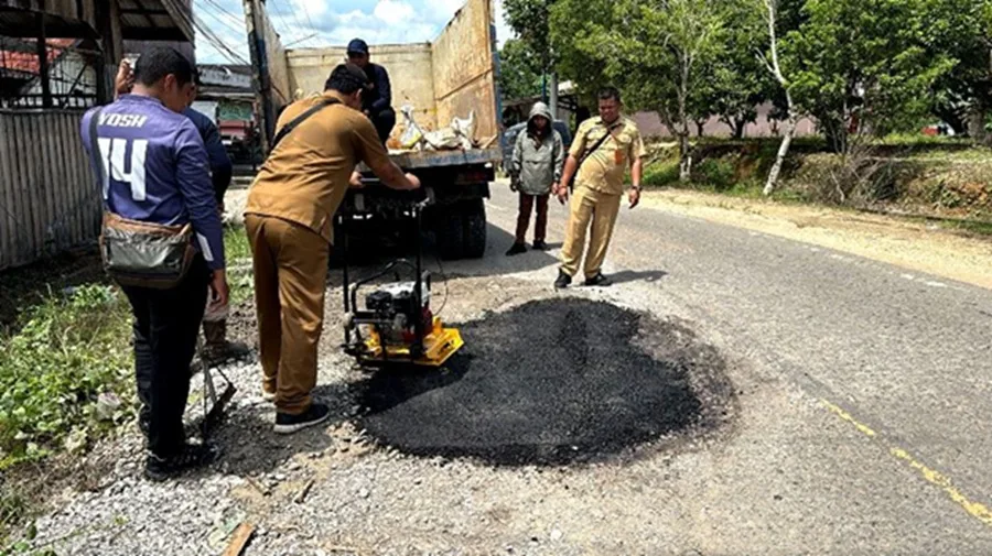 Tim Bina Marga Dinas Pupr Barito Utara Telah Melakukan Penanganan Sementara Berupa Penambalan Atau Patching Untuk Menjamin Keselamatan Pengguna Jalan