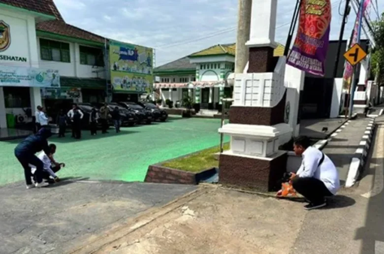 Tim Perkimtan Barut Melakukan Pengecekan Dan Menginventarisir Aset Aset Pemerintah Daerah Kabupaten Barito Utara Yang Berada Di Sepanjang Ruas Jalan Yang Akan Dilebarkan