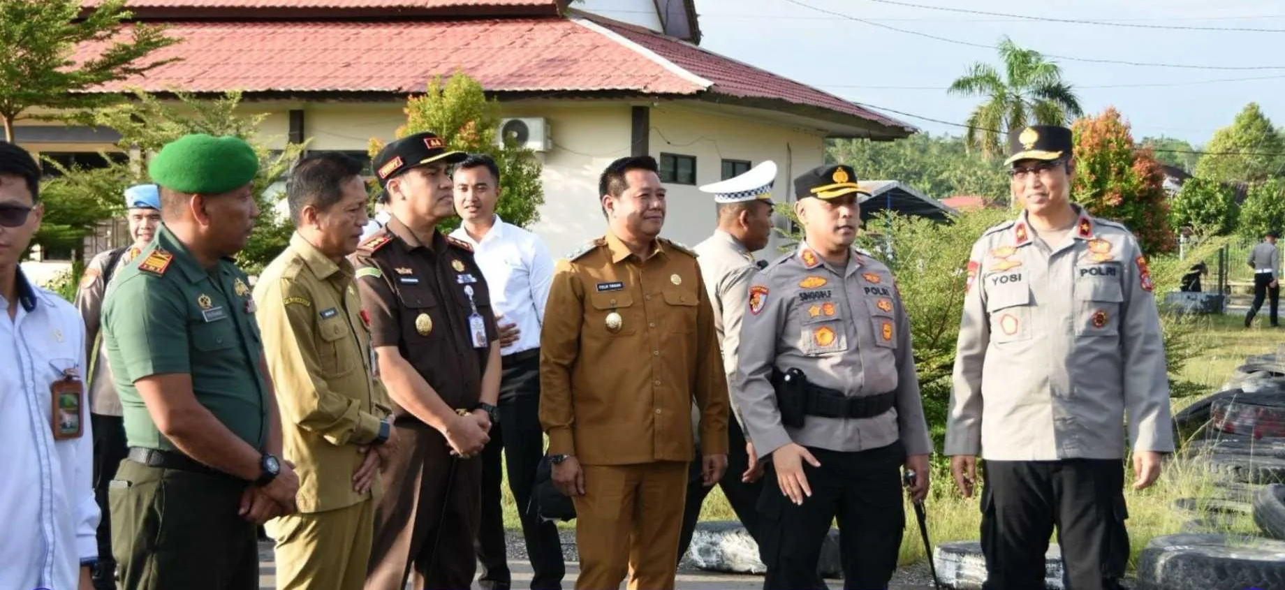 Wakil Bupati Felix Sonadie Y. Tingan Didampingi Sekretaris Daerah Dan Kapolres Barito Utara, Menyambut Kedatangan Wakapolda Kalimantan Tengah Di Ex Bandara Beringin, Muara Teweh