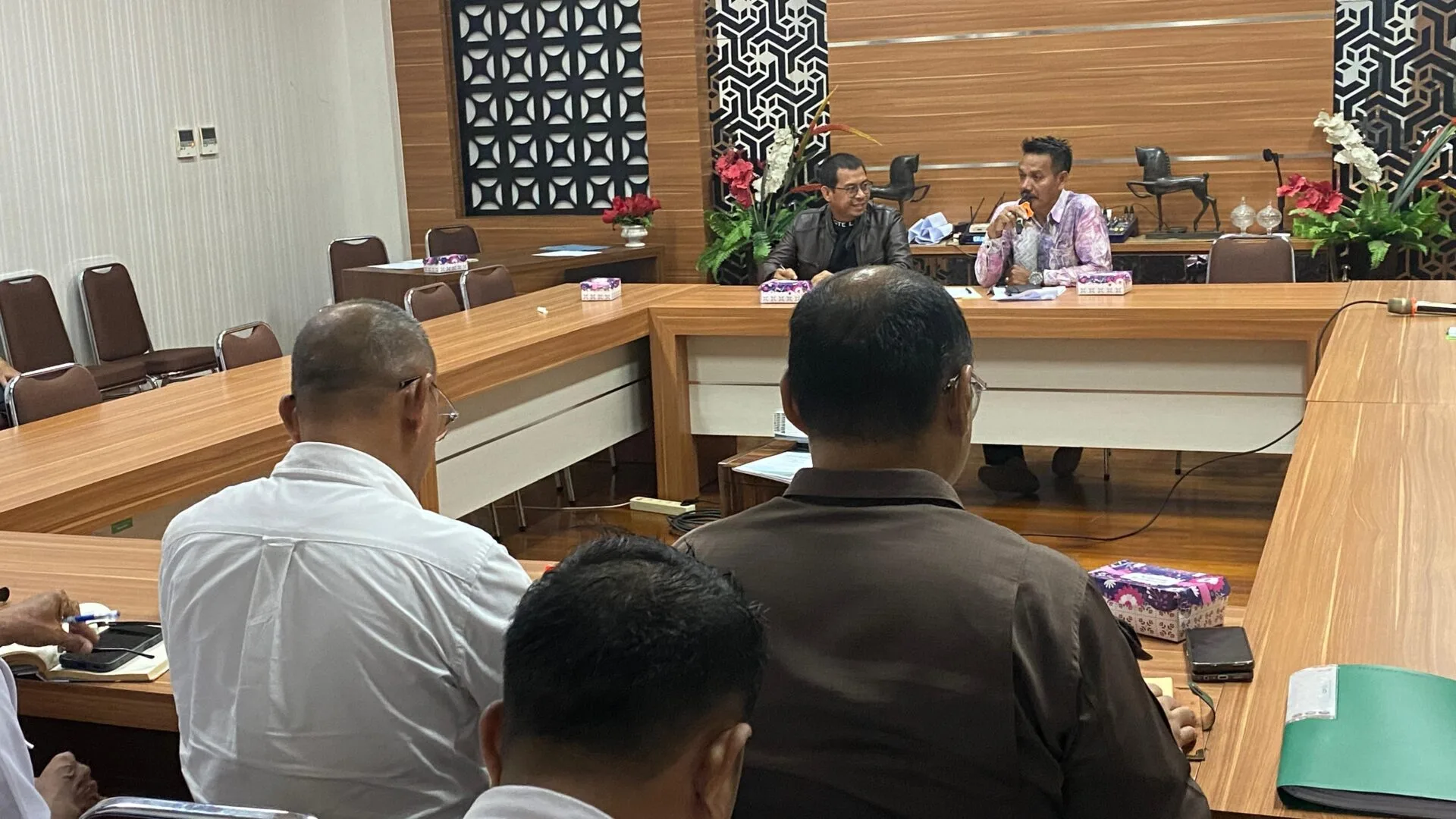 Ahmad Bani Pimpin Rapat Kerja Gabungan Komisi Untuk Membahas Raperda Tentang Perubahan Bentuk Hukum Perusahaan Daerah Pelabuhan Barito Kuala Mandiri Menjadi Perusahaan Perseroda