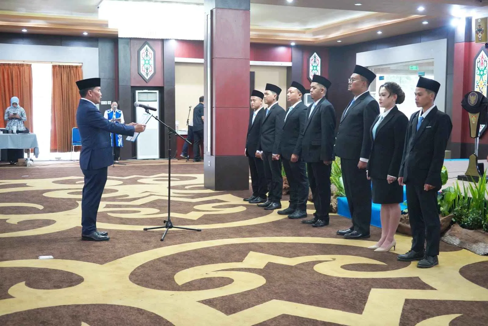Gubernur Agustiar Sabran Saat Melantik Anggota Kpid Kalimantan Tengah Periode 2026 2029