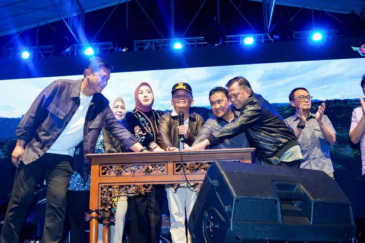 Gubernur Kalteng, Agustiar Sabran, Dan Jajaran Forkopimda Membuka Rth, Kanal Lapor Pak, Qris Bank Kalteng Dalam Gelaran Perdana Huma Betang Night 2026