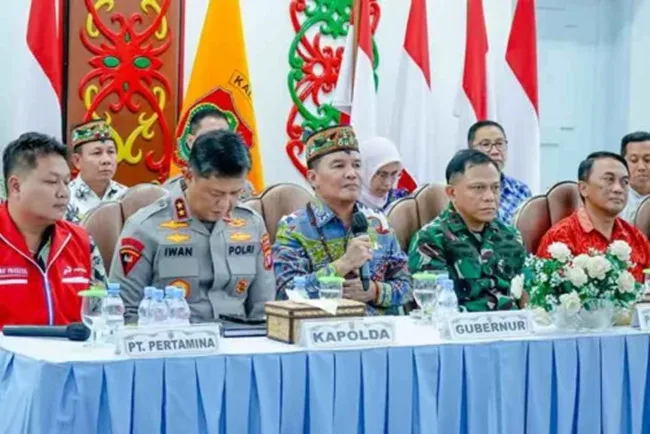 Gubernur Kalteng, H. Agustiar Sabran Saat Menghadiri Pertemuan Dengan Pihak Pertamina Dan Forum Koordinasi Pimpinan Daerah (forkopimda) Di Istana Isen Mulang, Palangka Raya