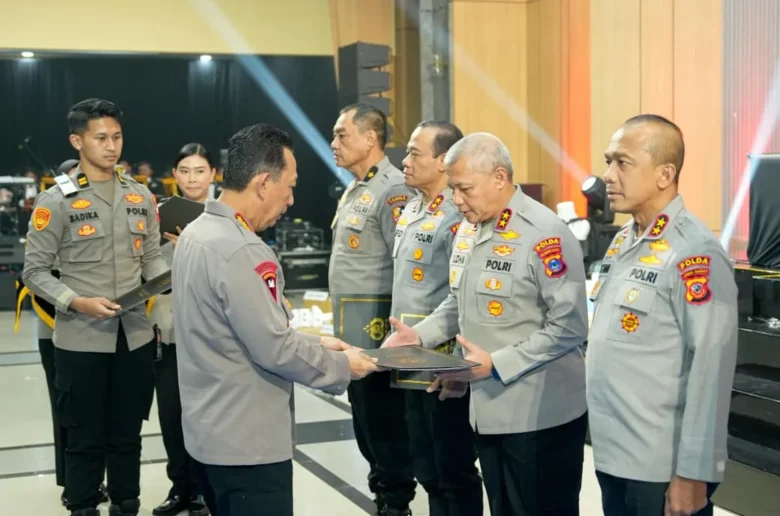 Kapolda Kalsel Irjen Pol Rosyanto Yudha Hermawan Menerima Penghargaan Dari Kapolri Jenderal Polisi Listyo Sigit Prabowo Sebagai Kapolda Terbaik