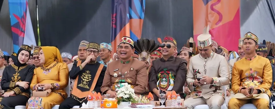 Kontingen Barito Utara Tampil Pada Pawai Karnaval Budaya 1