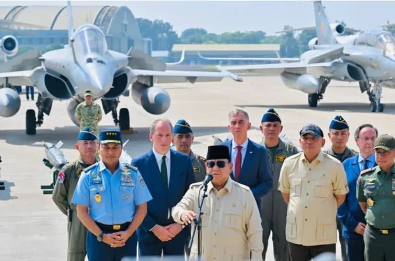 Presiden Prabowo Subianto Menyampaikan Keterangan Pers Pada Acara Penyerahan Alutsista Di Pangkalan Udara Halim Perdanakusuma, Jakarta, Pada Senin, 18 Mei 2026 (foto Bpmi Setpres)
