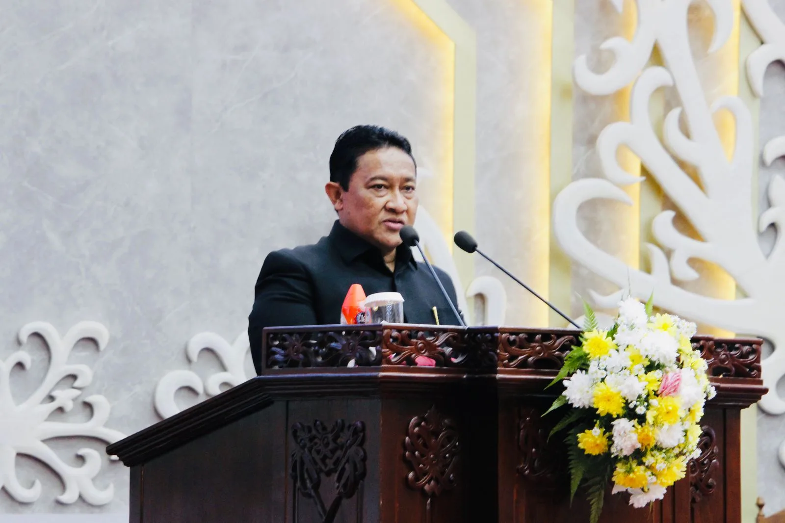 Wakil Gubernur Kalimantan Tengah, Edy Pratowo Saat Menyampaikan Sambutan Pada Rapat Paripurna Ke 7 Masa Persidangan I Tahun Sidang 2025