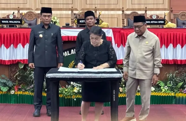 Wakil Ketua Dprd Nenny Lambung Menandatangani Hasil Rapat Paripurna