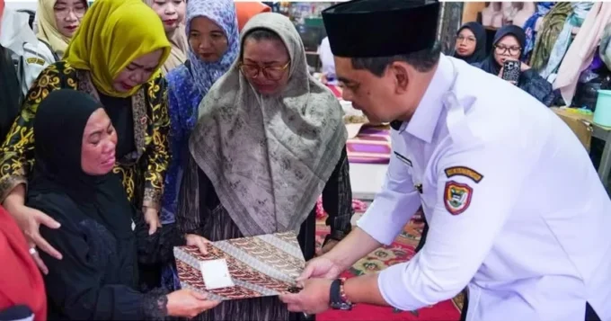 Bapak Bupati H. Shalahuddin Didampingi Wakil Bupati Dan Bapak Sekda Melayat Ke Rumah Duka Almarhum Fahrul Rozikin Rijali, Salah Satu Rekan Kerja Kita Di Bapperida Kabupaten Barito Utara