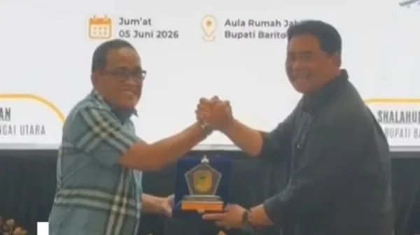 Bupati H Shalahuddin Menyerahkan Cendramata Kepada Bupati Hulu Sungai Utara H. Sahrujani Di Muara Teweh