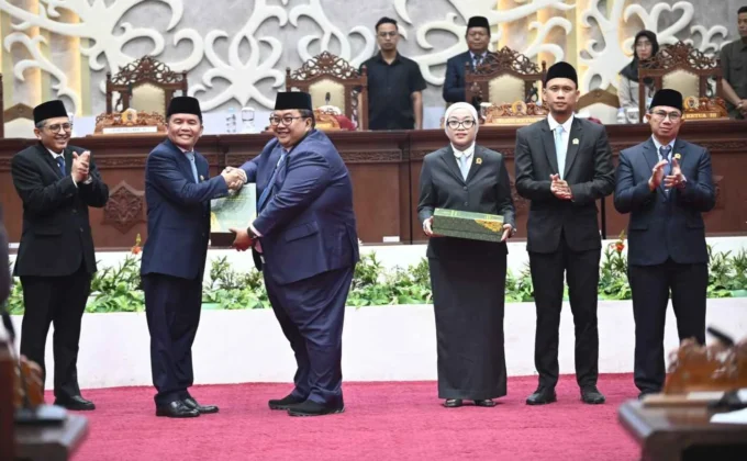 Gubernur Agustiar Sabran Saat Menerima Dokumen Wtp Dari Staf Ahli Bidang Keuangan Pemerintah Daerah Bpk Ri Slamet Kurniawan