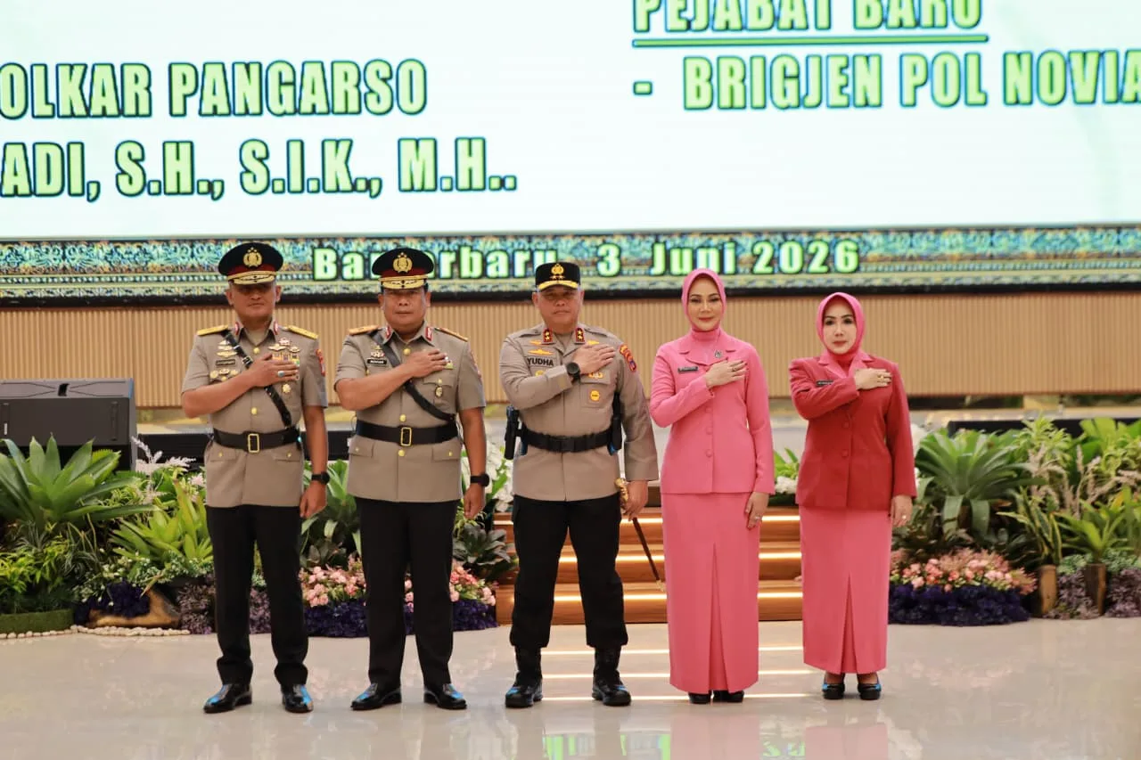 Kapolda Kalsel Irjen Pol Dr. Rosyanto Yudha Hermawan, S.i.k., S.h., M.h. Secara Resmi Memimpin Upacara Sertijab Waka Polda Kalsel