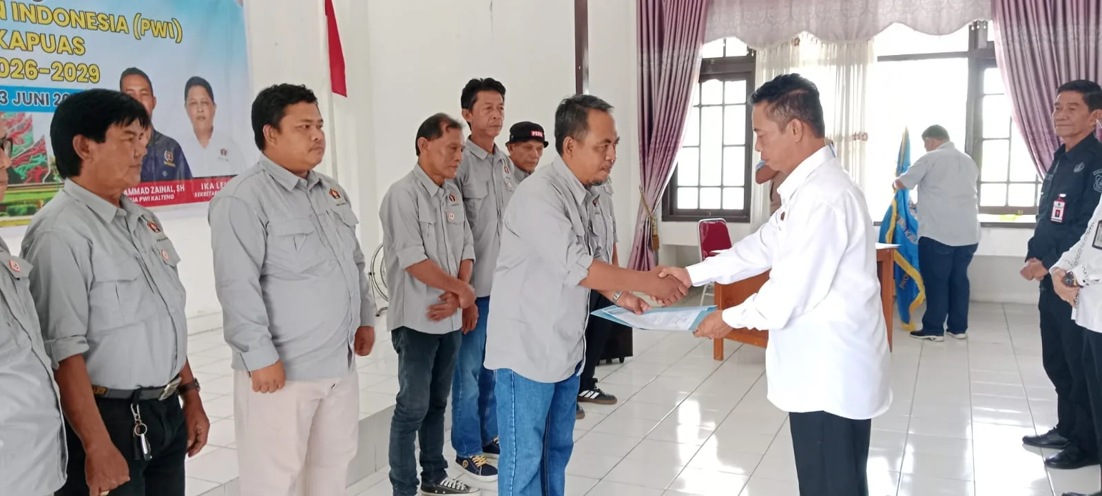 Ketua Pwi Kabupaten Kapuas Periode 2026 2029 Hartoyo Menerima Amanah Tugas Dari Ketua Pwi Kalteng M. Zainal Di Aula Sekertariat Provinsi Kalimantan Tengah