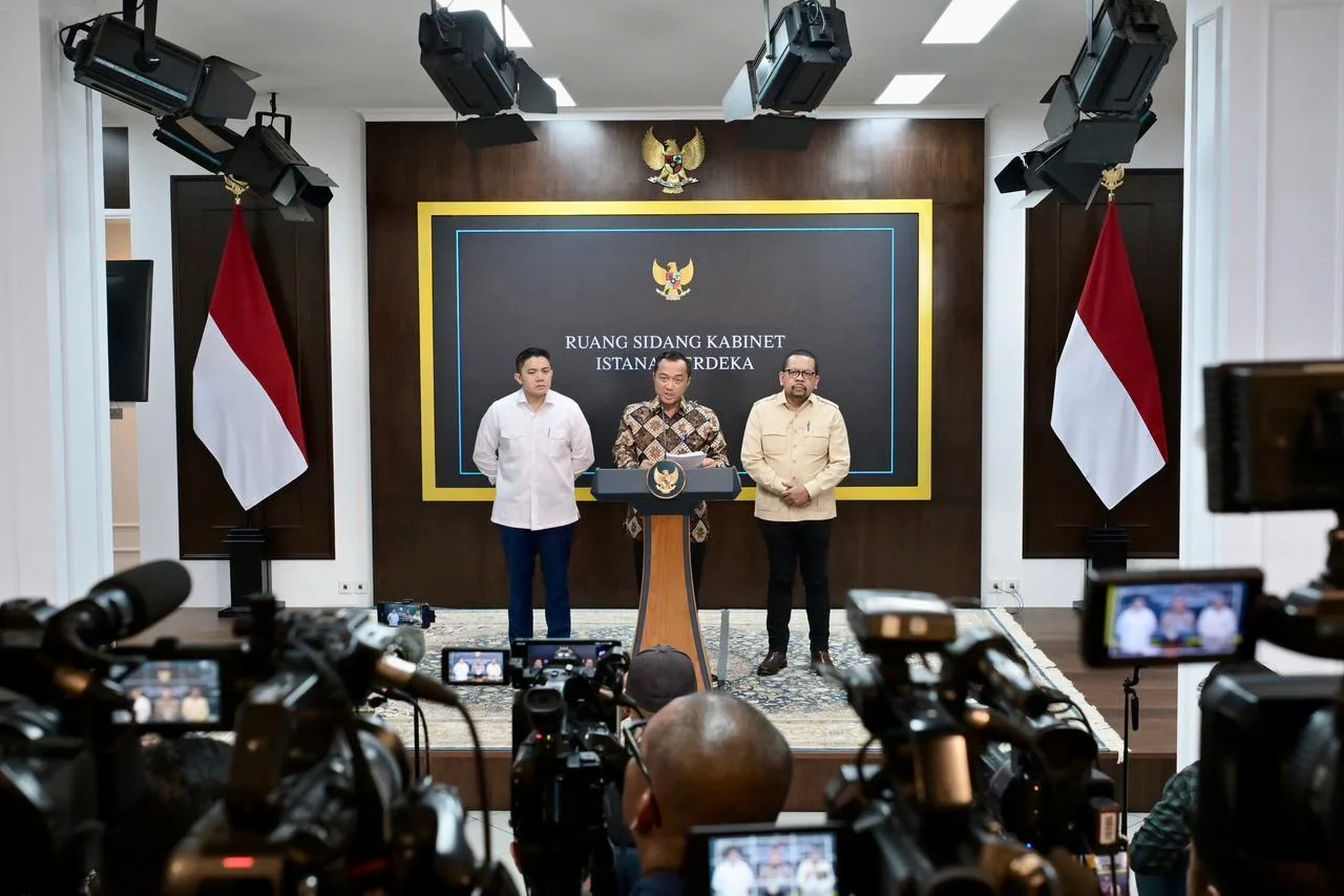 Mensesneg Prasetyo Hadi, Dalam Keterangan Pers Yang Didampingi Oleh Kepala Badan Komunikasi Pemerintah Muhammad Qodari Dan Sekretaris Kabinet Teddy Indra Wijaya