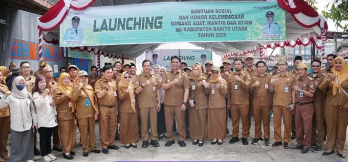 Peluncuran Program Bantuan Sosial (bansos) Permakanan Serta Penyerahan Honorarium Bagi Kelembagaan Damang Adat, Mantir Adat, Serta Rt Rw Se Kabupaten Barito Utara Tahun