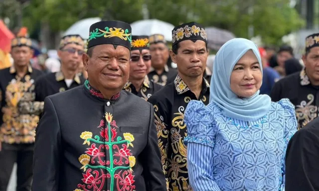 Sekretaris Dprd Kalteng, Pajarudinnoor, Didampingi Sang Istri, Ibu Fitri Pajarudinnoor