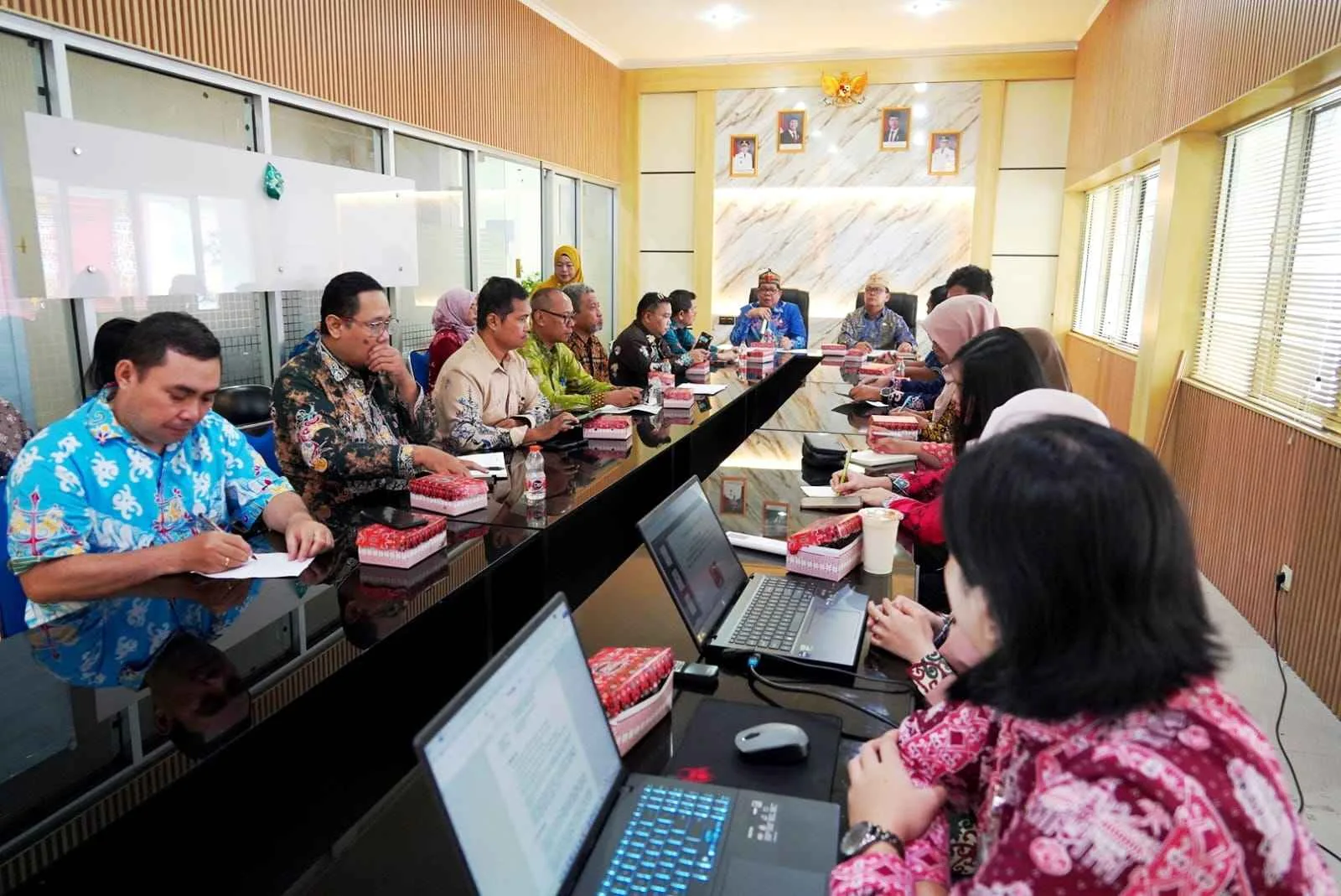 Suasana Rapat Pembahasan Kerja Sama Daerah Antara Pemerintah Provinsi Kalimantan Tengah Dan Pemerintah Provinsi Kalimantan Selatan