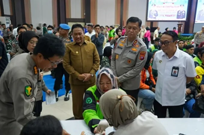Wakil Gubernur Kalteng H. Edy Pratowo Saat Menghadiri Kegiatan Bakti Kesehatan Dalam Rangka Peringatan Hari Bhayangkara Ke 80 Tahun 2026 Di Aula Graha Bhayangkara Polda Kalteng