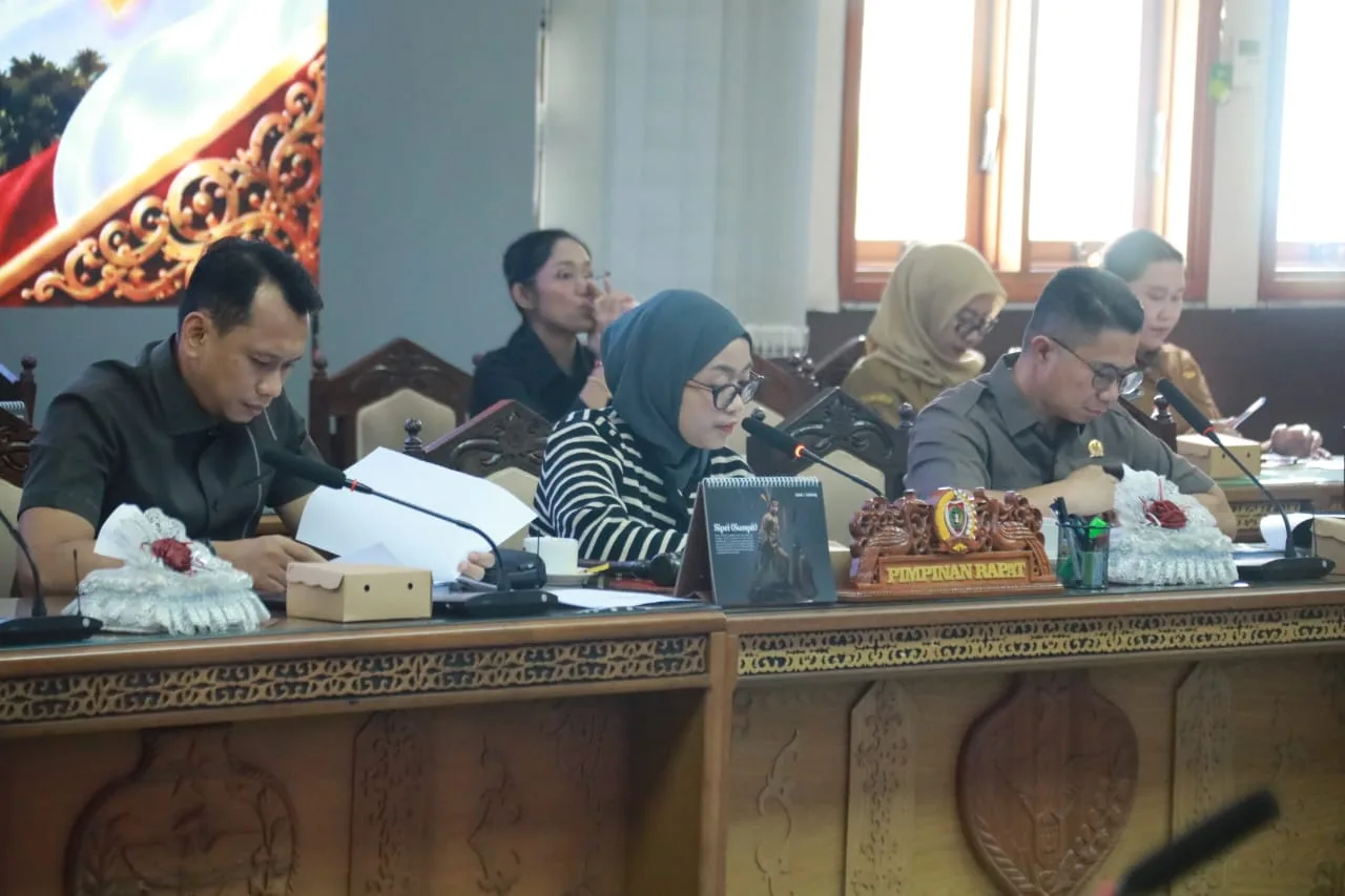 Wakil Ketua I Dprd Riska Agustin, Wakil Ketua Ii Muhammad Ansyari Dan Wakil Ketua Iii Junaidi Pada Rapat Banmus Dprd Kalteng Bersama Tim Pemrov Kalteng