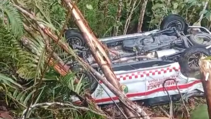 Ambulans Rujukan Ibu Hamil Alami Kecelakaan Di Km 53 (ist)