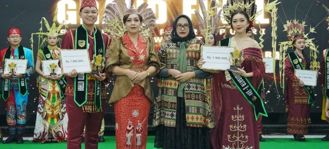 Kadis Dan Sekdis Budparpora Barito Utara Bersama Pemenang (juara) Pemilihan Putra Putri Pariwisata Kabupaten Barito Utara Tahun 2026
