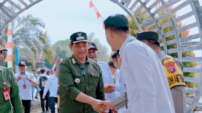HUT ke-76 Barito Utara, Bupati Pimpin Restocking Benih Ikan dan Gerakan Pangan Murah di Desa Trinsing