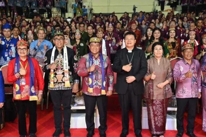 Wakil Gubernur Kalteng Edy Pratowo, Anggota Dpd Ri Kalteng Agustin Teras Narang, Bupati Murung Raya Heriyus Membuka Secara Resmi Sinode Umum Xxv Gke, Puruk Cahu (ist)