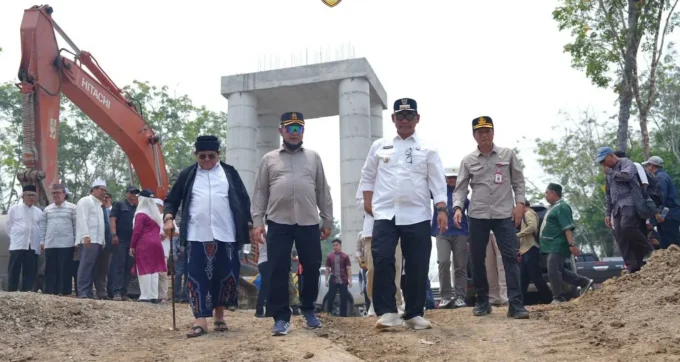 Bupati Barito Utara, H. Shalahuddin, Melaksanakan Peninjauan Langsung Terhadap Progres Pembangunan Lanjutan Jembatan Sikan Tumpung Laung Di Kecamatan Montallat
