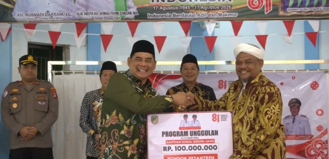 Bupati Barito Utara (kiri) H. Shalahuddin Menyerahkan Secara Simbolis Bantuan Sosial