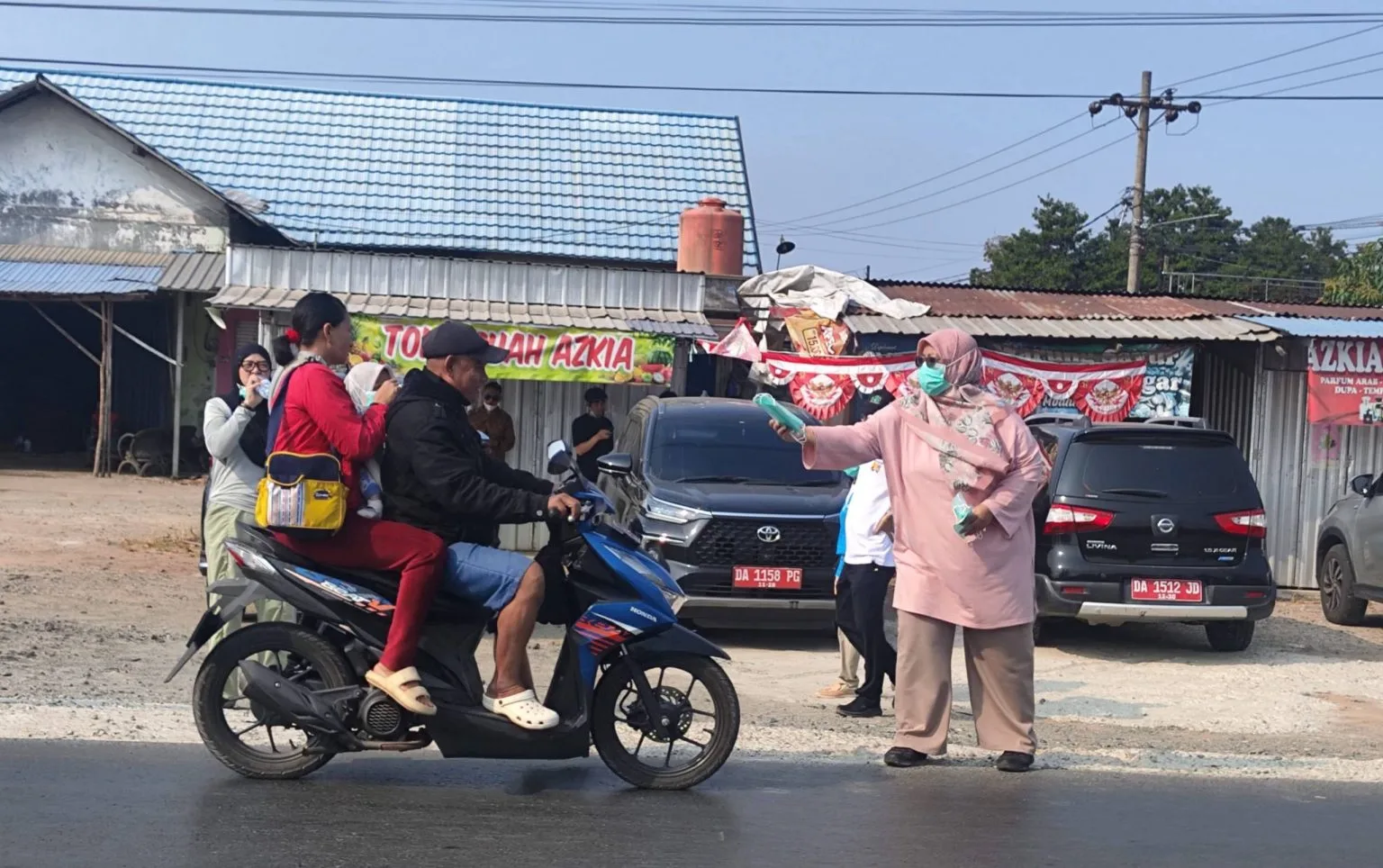 Disperkim Kalsel Melaksanakan Aksi Sosial Dengan Membagikan Masker Gratis 1