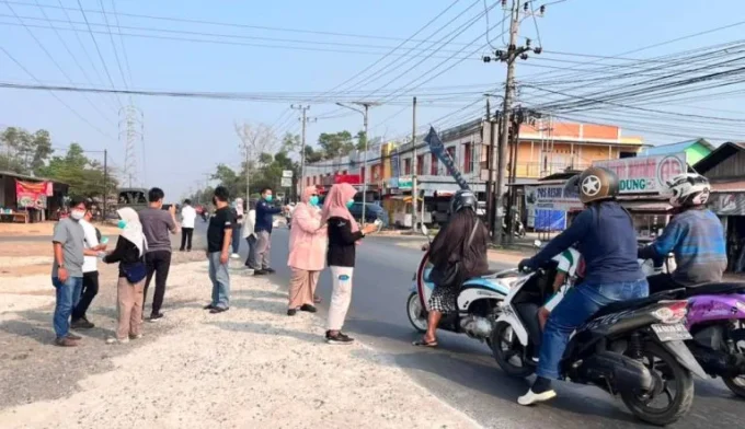 Disperkim Kalsel Melaksanakan Aksi Sosial Dengan Membagikan Masker Gratis 2