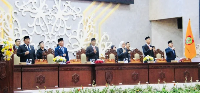 Gubernur Agustiar Sabran, Wagub Edy Pratowo Bersama Jajaran Ketua Dan Wakil Ketua Dprd Provinsi Kalteng Saat Hadiri Rapur Dprd Provinsi Kalteng