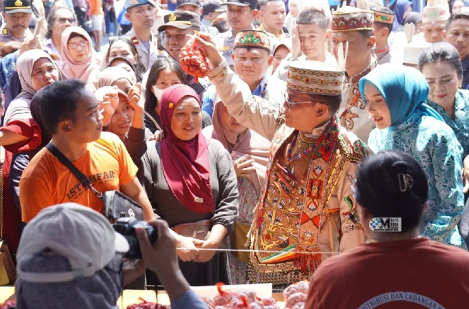 Gubernur Agustiar Sabran Bersama Bupati Heriyus Menyapa Masyarakat Yang Telah Memadati Area Pasar Murah Di Stadion Mini Puruk Cahu