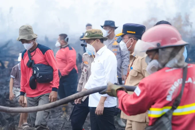 Gubernur Kalimantan Tengah Agustiar Sabran Bersama Menteri Kehutanan Republik Indonesia Raja Juli Antoni Saat Meninjau Kondisi Kebakaran Hutan Dan Lahan