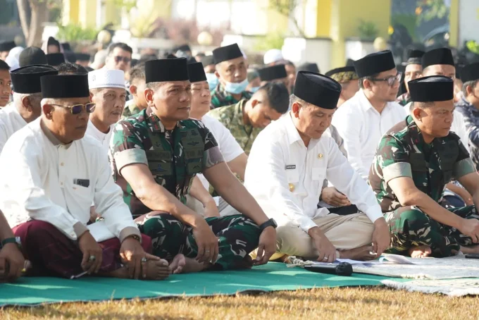 Gubernur Kalimantan Tengah Agustiar Sabran Bersama Jajaran Pemerintah Provinsi Kalimantan Tengah Dan Masyarakat Kabupaten Kotawaringin Barat Saat Melaksanakan Salat Istisqa Dan Doa Bersama
