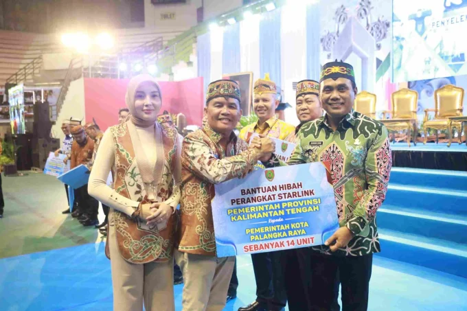 Gubernur Kalimantan Tengah, Agustiar Sabran, Didampingi Ketua Tp Pkk Provinsi Kalimantan Tengah, Aisyah Thisia Sabran, Menyerahkan Bantuan Hibah Perangkat Starlink Secara Simbolis