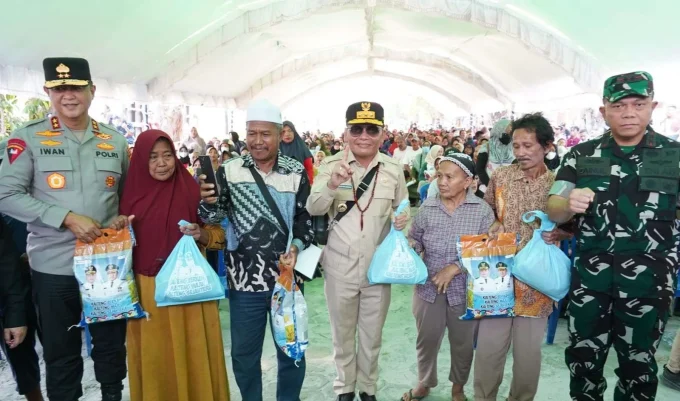 Gubernur Kalteng Agustiar Sabran Menyalurkankan 4.000 Paket Sembako Dalam Kegiatan Pasar Murah Yang Digelar Di Taman Kota Sampit, Kotim