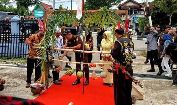 Kajari Baru Barito Utara Disambut Adat Potong Hompong Tradisi Adat Dayak Dan Tarian Selamat Datang