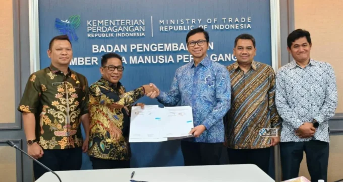 Kesepakatan Bersama Antara Kepala Badan Pengembangan Sdm Perdagangan Kementerian Perdagangan Republik Indonesia (kemendag Ri), Djatmiko Bris Witjaksono Dengan Bupati Mura, Heriyus, Di Jakarta