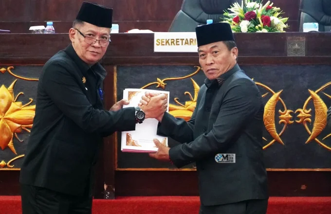 Pj Sekda Mura Menyerahan Rancangan Kupa Dan Ppas Perubahan Tahun Anggaran 2026 Kepada Ketua Dprd Mura Di Ruang Rapat Paripurna Dprd Murung Raya