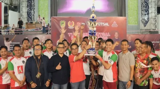Tim Futsal Dinas Pendidikan Menerima Piala Usai Keluar Sebagai Juara Pertama Turnamen Futsal Bupati Cup Tahun 2026 Antar Opd, Instansi Vertikal, Dan Perbankan Di Arena Tiara Batara, Muara Teweh