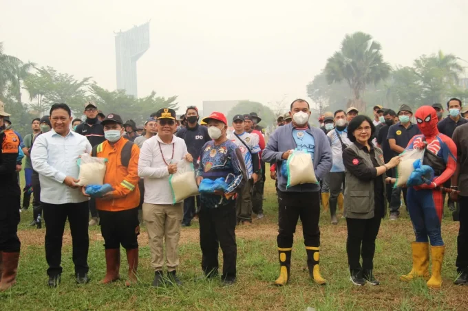 Agustiar Sabran Turun Langsung Memberikan Dukungan Kepada Para Relawan Yang Terlibat Dalam Penanganan Karhutla Dengan Menyerahkan Bantuan Pangan Kepada 324 Relawan Di Istana Isen Mulang