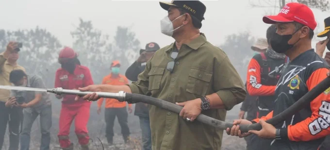Bupati Barito Utara H. Shalahuddin Beserta Jajaran, Datang Langsung Ke Lokasi Untuk Melihat Kondisi Kebakaran Sekaligus Turut Membantu Proses Pemadaman Bersama Tim Gabungan