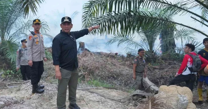 Bupati Barito Utara H. Shalahuddin Didampingi Wakil Bupati Felix Soenadie Y. Tingan Turun Langsung Ke Lapangan Untuk Memantau Sekaligus Membantu Proses Pemadaman Karhutla