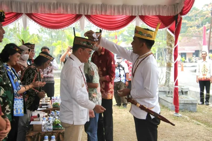 Gubernur Kalimantan Tengah Agustiar Sabran Saat Mengikuti Kegiatan Ritual Memohon Hujan Dewa Yadnya Di Lapangan Rektorat Institut Agama Hindu Negeri Tampung Penyang Palangka Raya