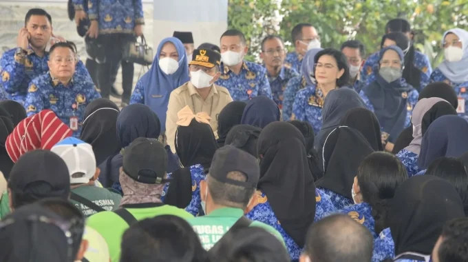 Gubernur Kalimantan Tengah H. Agustiar Sabran Saat Menunjukkan Kepeduliannya Kepada Abdi Negara Di Tengah Kondisi Kebakaran Hutan Dan Lahan Ok